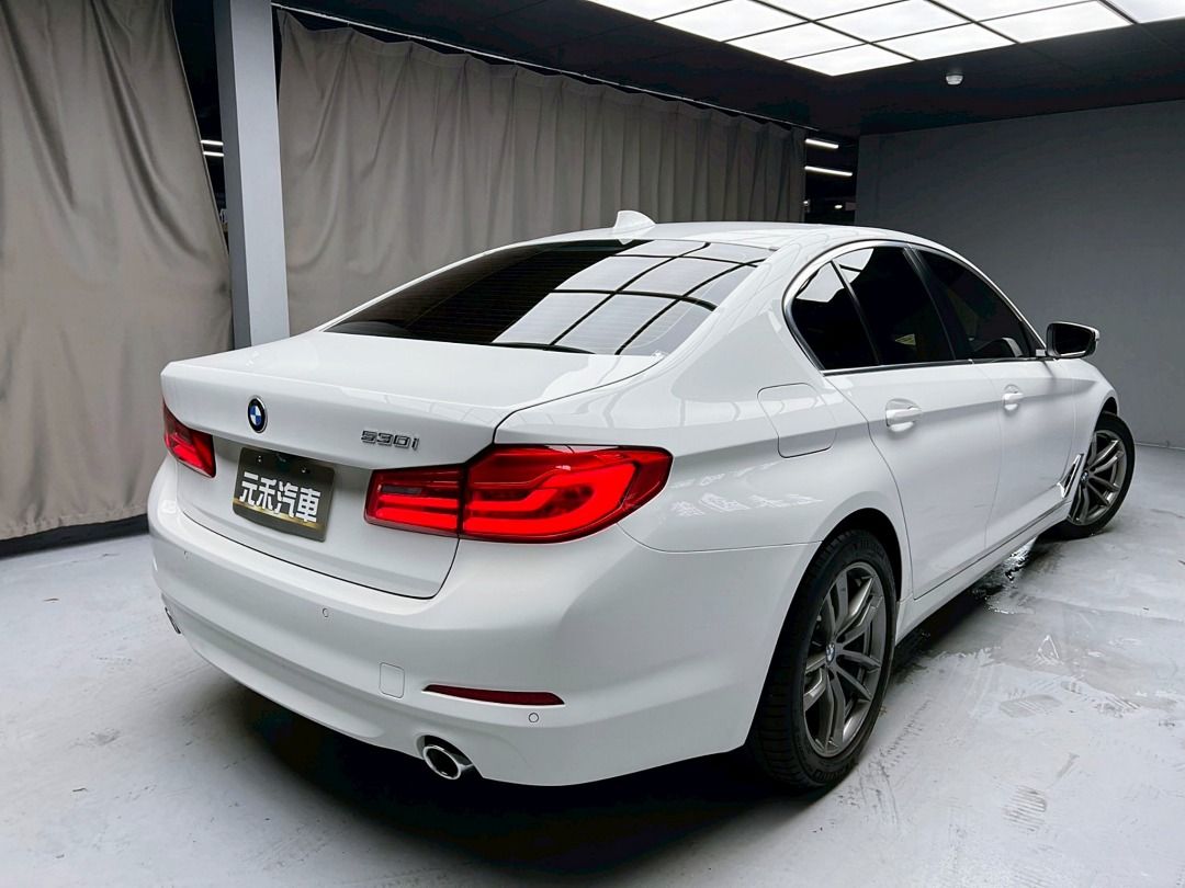 由 abc900616 (刊登 ID 1369986667，圖片 3) 提交，位於 新北市 (New Taipei) 的 2017 G30 BMW 5-Series Sedan(NEW) 530i Luxury 2.0 汽油 金屬白 (類別：汽車出售)，說明：🚗2017 G30 BMW 5-Series Sedan(NEW) 530i Luxury 2.0 汽油 金屬白 ⚠️來買車找阿吉 專業出擊⚠️ ✅里程保證：60000公里 ✨找阿吉甜甜價：99.8萬（新車售價320萬） ☎️24H服務：0980-528-993 記得找阿吉！（同Line） ❗️截圖來店找阿吉，讓阿吉有個服務的機會❗️ 「找阿吉全館全車系不限年份里程贈188天保固+開立足額發票」 ✨渦輪增壓/直列四缸/後輪驅動、進口舒適科技中型房車、環景影像/雙前電動座椅/電動天窗、實跑6萬公里保證！ 🔥重點配備：前後霧燈、後視鏡方向燈、LED日行燈/頭燈、電動天窗、方向盤快控鍵、換檔撥片、雙區恆溫、雙前電動記憶座椅、後座出風口