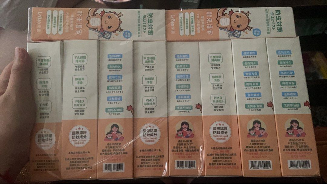 由 chingpingli1005 (刊登 ID 1369914087，圖片 1) 提交，位於 桃園市 (Taoyuan) 的 2入LeBao樂寶植萃防蚊液100ML (類別：其他外出用品)，說明：LeBao樂寶植萃防蚊液100ML 防蚊 驅蚊 防蚊液 小黑蚊 兒童大人通用 有效預防各種常見蚊蟲 天然有機精油 注意事項： 6個月以下及對精油過敏者。 ◆嚴選多種植物精華，是戶外旅遊最佳的蚊蟲防護用品。 ◆溫和不刺鼻 清爽不黏膩。 ◆植物精油配方防蚊液，能遠避蚊蟲。 ◆夏天最佳防護聖品，擊退小黑蚊、登革熱。 ◆無添加化學成分DEET及人工合成殺蟲劑成分。 ◆外出必備品，嬰兒、兒童、成人、毛小孩都可適用。 【商品特色】 嚴選多種植物精華，是旅遊、露營、戶外旅遊最佳的蚊蟲防護用品 溫和不刺鼻、清爽不黏膩，無添加化學成分DEET及人工合成殺蟲劑成分。 幼童、成人、毛小孩都可使用。 ────────【產品介紹】 ──────── ※採用檸檬草天然防蚊植萃配方，獨家精油防蚊技術，有效驅趕一般蚊蟲，預防