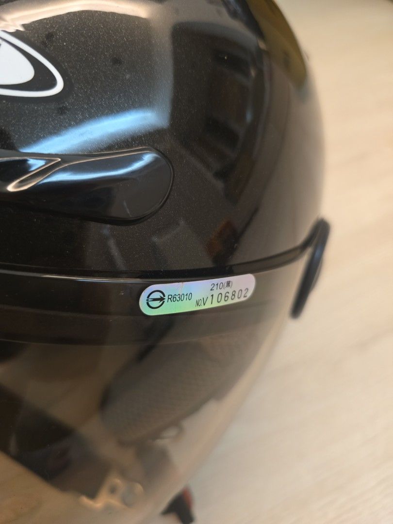 由 iamsasa77 (刊登 ID 1370033375，圖片 3) 提交，位於 台北市 (Taipei) 的 近全新 ZEUS Helmets 瑞獅安全帽 黑色 3/4罩式 安全帽 魔頭帽 (類別：汽機車零配件)，說明：帶不到五次，幾乎全新，附贈保潔袋 寄件可以提供：7-11 賣 貨便 運 費38元。商品售出不退換，尺寸或各種問題可以先詢問清楚再購買喔！購買二手商品如無法接受有使用痕跡，請勿購買，謝謝！ 滿百元出貨，且購買賣場商品滿一百元，可選擇賣場上的免費贈品一個，每個帳號購買限領一個，如購買金額超過一千，可多贈一個。也還有其他的贈品，可賣場看看喔。 賣場規則請至關於我查看，謝謝。。