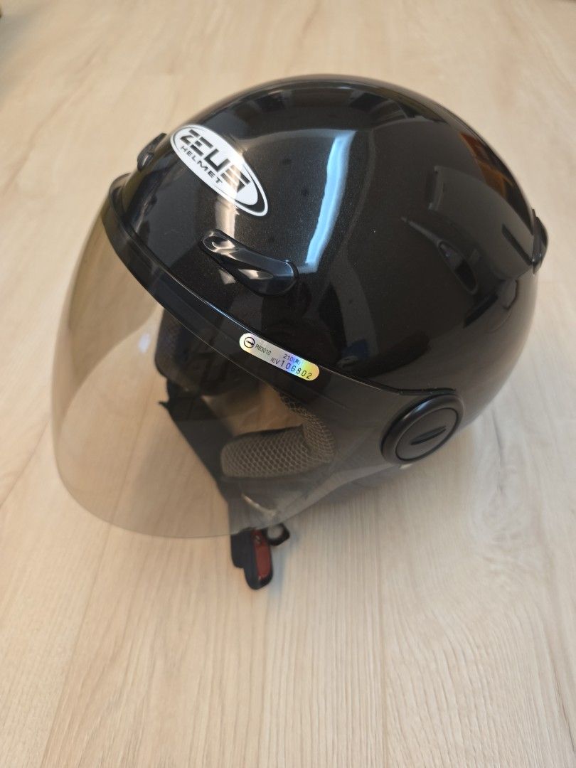 由 iamsasa77 (刊登 ID 1370033375，圖片 1) 提交，位於 台北市 (Taipei) 的 近全新 ZEUS Helmets 瑞獅安全帽 黑色 3/4罩式 安全帽 魔頭帽 (類別：汽機車零配件)，說明：帶不到五次，幾乎全新，附贈保潔袋 寄件可以提供：7-11 賣 貨便 運 費38元。商品售出不退換，尺寸或各種問題可以先詢問清楚再購買喔！購買二手商品如無法接受有使用痕跡，請勿購買，謝謝！ 滿百元出貨，且購買賣場商品滿一百元，可選擇賣場上的免費贈品一個，每個帳號購買限領一個，如購買金額超過一千，可多贈一個。也還有其他的贈品，可賣場看看喔。 賣場規則請至關於我查看，謝謝。。