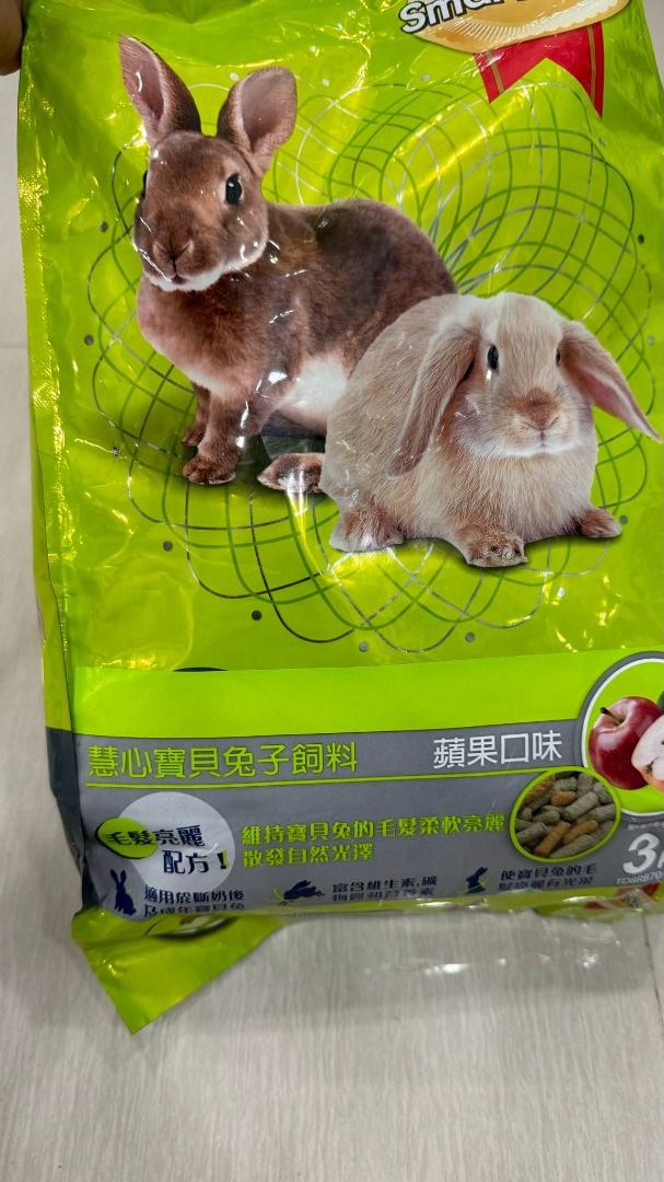 由 williamhsu127 (刊登 ID 1369928455，圖片 1) 提交，位於 台北市 (Taipei) 的 全新 慧心寶貝兔子飼料 成兔 蘋果口味 兔子 1kg裝 (類別：寵物食品)，說明：如圖 全新品拆賣 有限期限到 2025/11/23 原本是3公斤裝 內有三袋1kg的飼料 太多了吃不完 拆賣 1kg (有完整密封包裝 不是我自己分裝) 原本就是分成1kg 3袋 分賣 1袋1kg 100 。