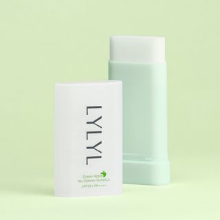 Korean Lylyl Refreshing Apple Extract Sunscreen Stick 18.5g - Long-lasting Moisturizing629414673162261128
