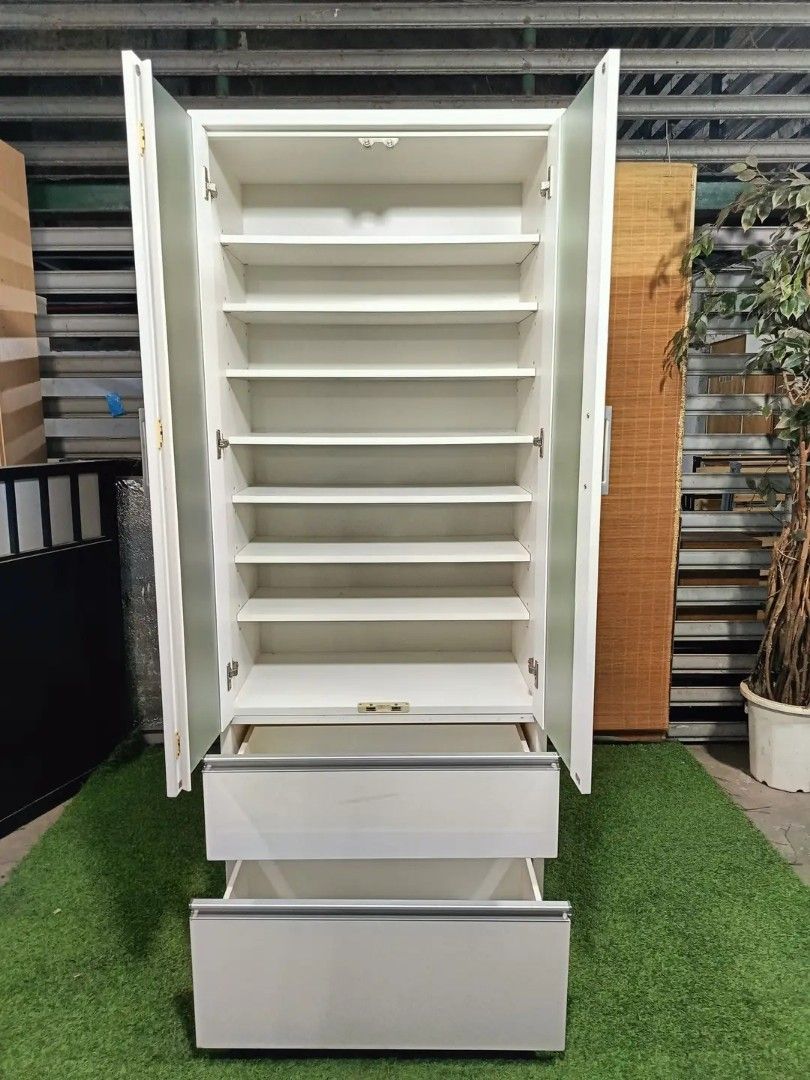 😍 NAPAKAKINIS!! FLAWLESS!! GANDA!! 😍 White Kitchen Pantry Cabinet w/ Drawers Frosted Glass Doors, Adjustable Shelves HYDRAULIC Drawers *VIDEO ON COMMENT Big & Tall 31L x 18W x 78H inches In VERY good condition (Category: Shelves, Cabinets & Racks) located in Manila. Submitted by eloizavill76462 (Listing ID 1369989538, Image 2). Description: 😍 NAPAKAKINIS!! FLAWLESS!! GANDA!! 😍 White Kitchen Pantry Cabinet w/ Drawers Frosted Glass Doors, Adjus