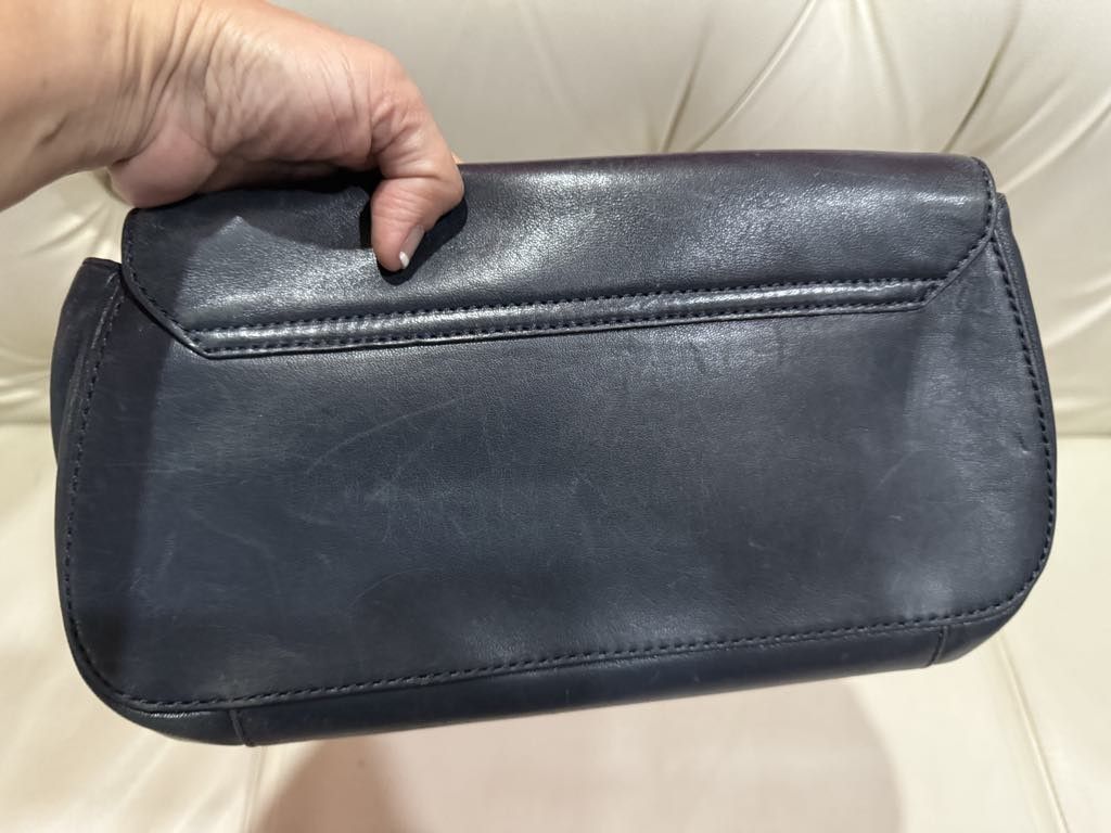 Authentic Kate Spade clutch bag (Category: Luxury Bags & Wallets) located in Manila. Submitted by hardtofindcollection (Listing ID 1370022309, Image 3). Description: with unnoticeable sign of usage ... still presentable to use ..