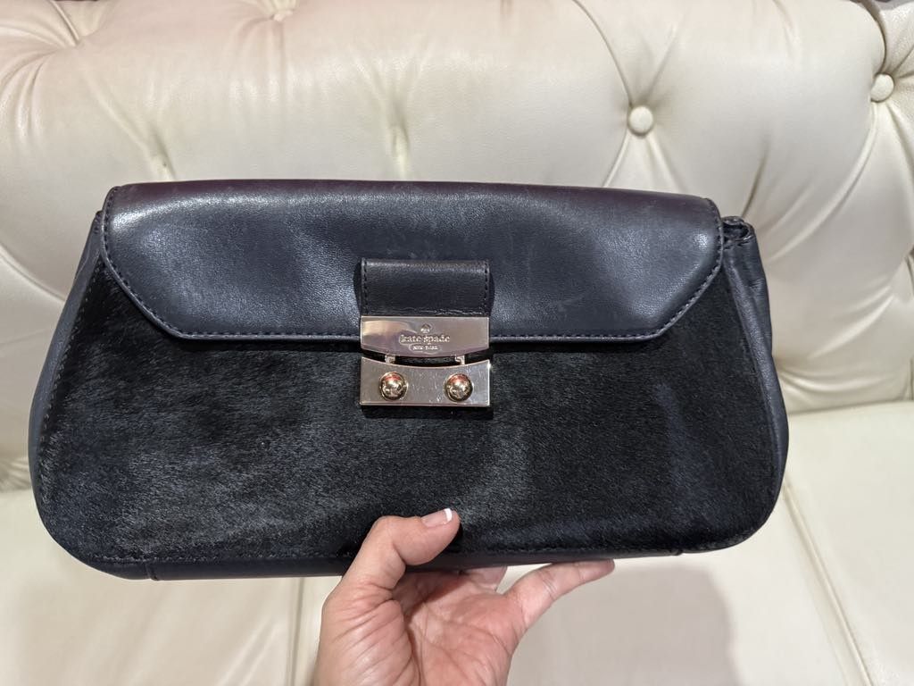 Authentic Kate Spade clutch bag (Category: Luxury Bags & Wallets) located in Manila. Submitted by hardtofindcollection (Listing ID 1370022309, Image 1). Description: with unnoticeable sign of usage ... still presentable to use ..