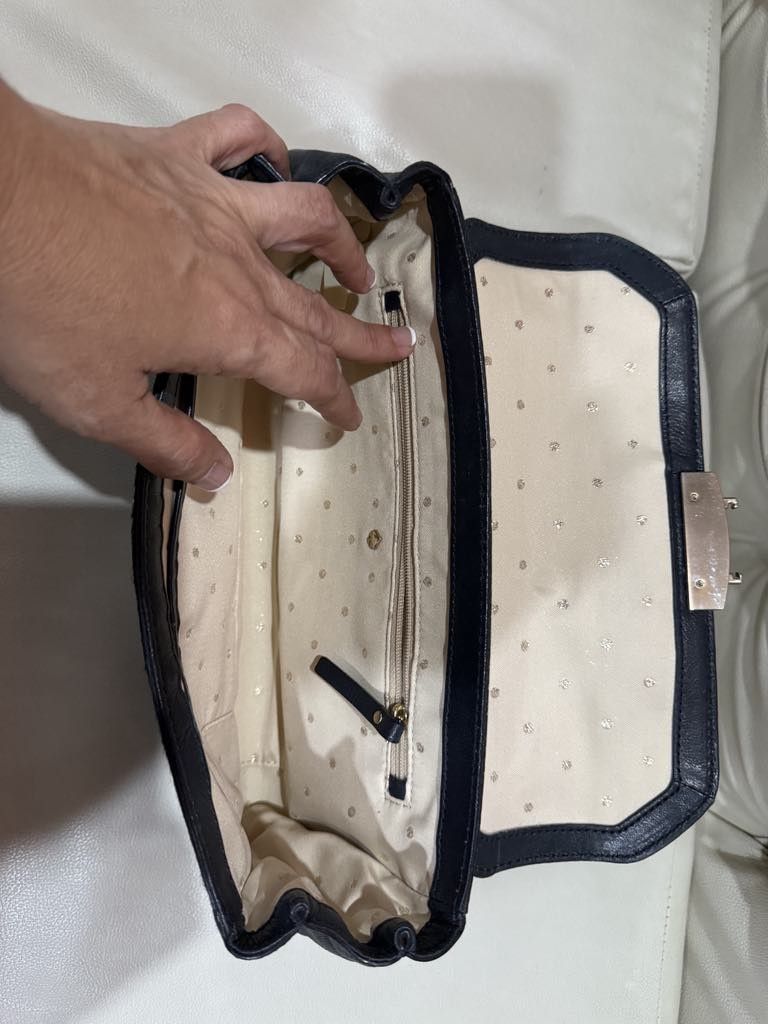 Authentic Kate Spade clutch bag (Category: Luxury Bags & Wallets) located in Manila. Submitted by hardtofindcollection (Listing ID 1370022309, Image 2). Description: with unnoticeable sign of usage ... still presentable to use ..