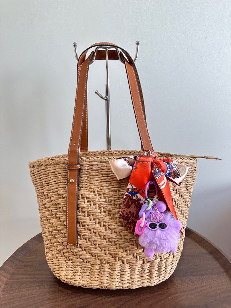 Beach Bag 1 - Khaki (Category: Beach Bags) located in Manila. Submitted by hellokittyclosettt (Listing ID 1369968643, Image 2). Description: Large Capacity beach bag with FREE FREE FREE twilly/ribbon and bag charm (will be given randomly depends on availability) Adjustable strap.