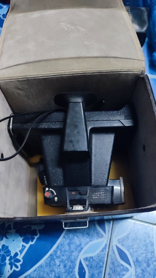 Camera (Category: Cameras) located in Ipoh. Submitted by mansayur88 (Listing ID 1369885643, Image 3). Description: camera polaroid vintage tak pasti berfungsi atau tak,sesuai utk deco.