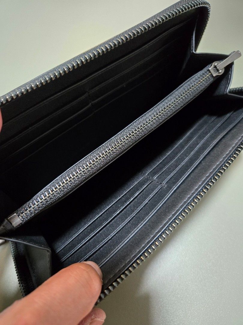 Coach Men Long Wallet (Category: Bags & Wallets) located in Singapore. Submitted by synth88 (Listing ID 1369906520, Image 3). Description: authentic bought from the coach outlet store at imm back in 2023 comes with dustbag & paper bag receipt provided but fading already condition still good no tearing zip intact pm me if interested.