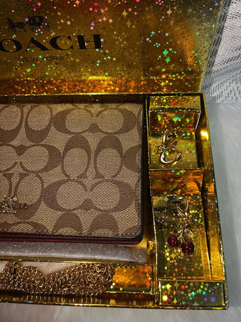 Coach Sling Wallet (Category: Luxury Bags & Wallets) located in Makati City. Submitted by rianmns (Listing ID 1369984632, Image 2). Description: Its almost new, Used twice only. Flaw -encircle (see pic) reason why price mark down.