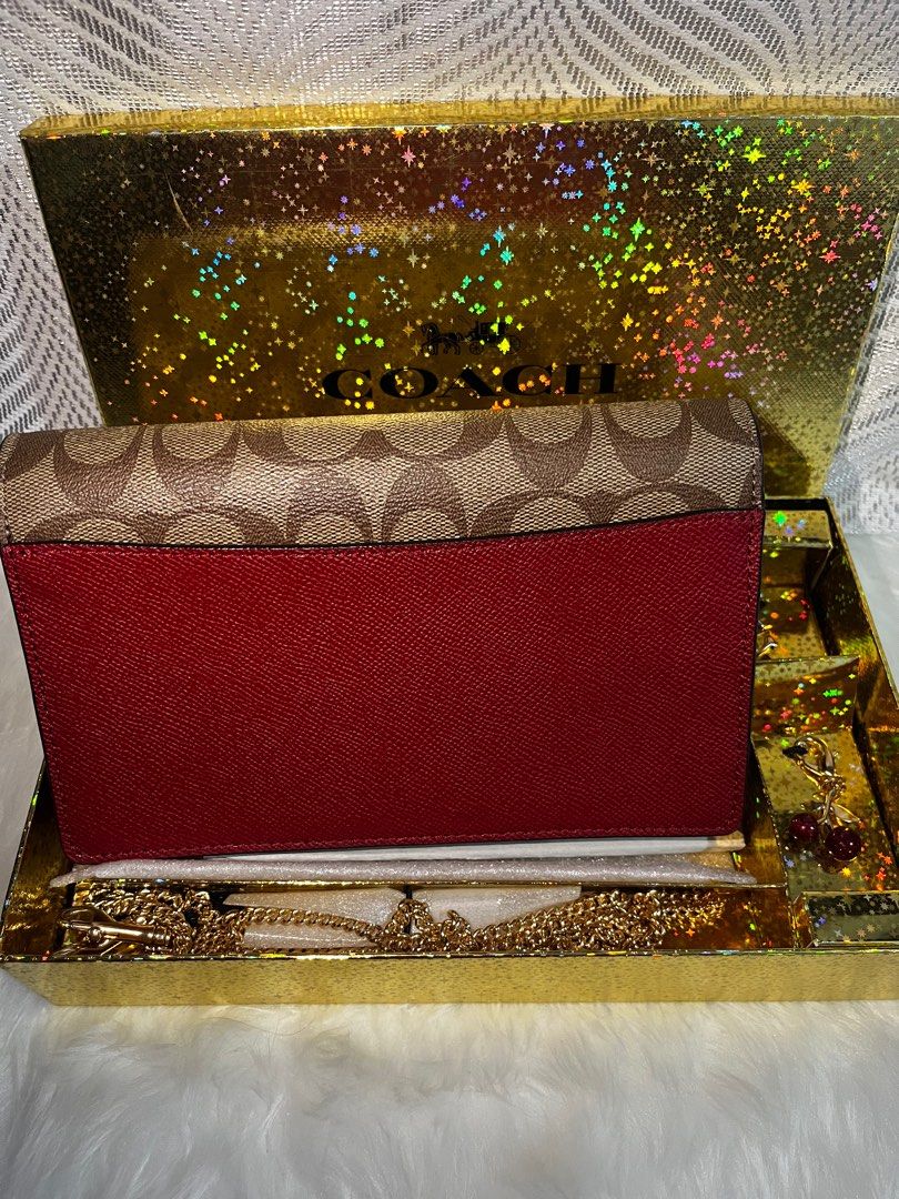 Coach Sling Wallet (Category: Luxury Bags & Wallets) located in Makati City. Submitted by rianmns (Listing ID 1369984632, Image 3). Description: Its almost new, Used twice only. Flaw -encircle (see pic) reason why price mark down.