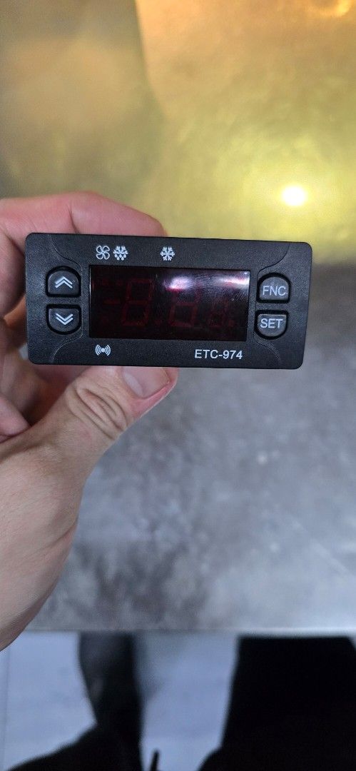Freezer Controller (Category: Refrigerators & Freezers) located in Singapore. Submitted by greenchilliseed (Listing ID 1370001925, Image 1). Description: very new, you can save money.