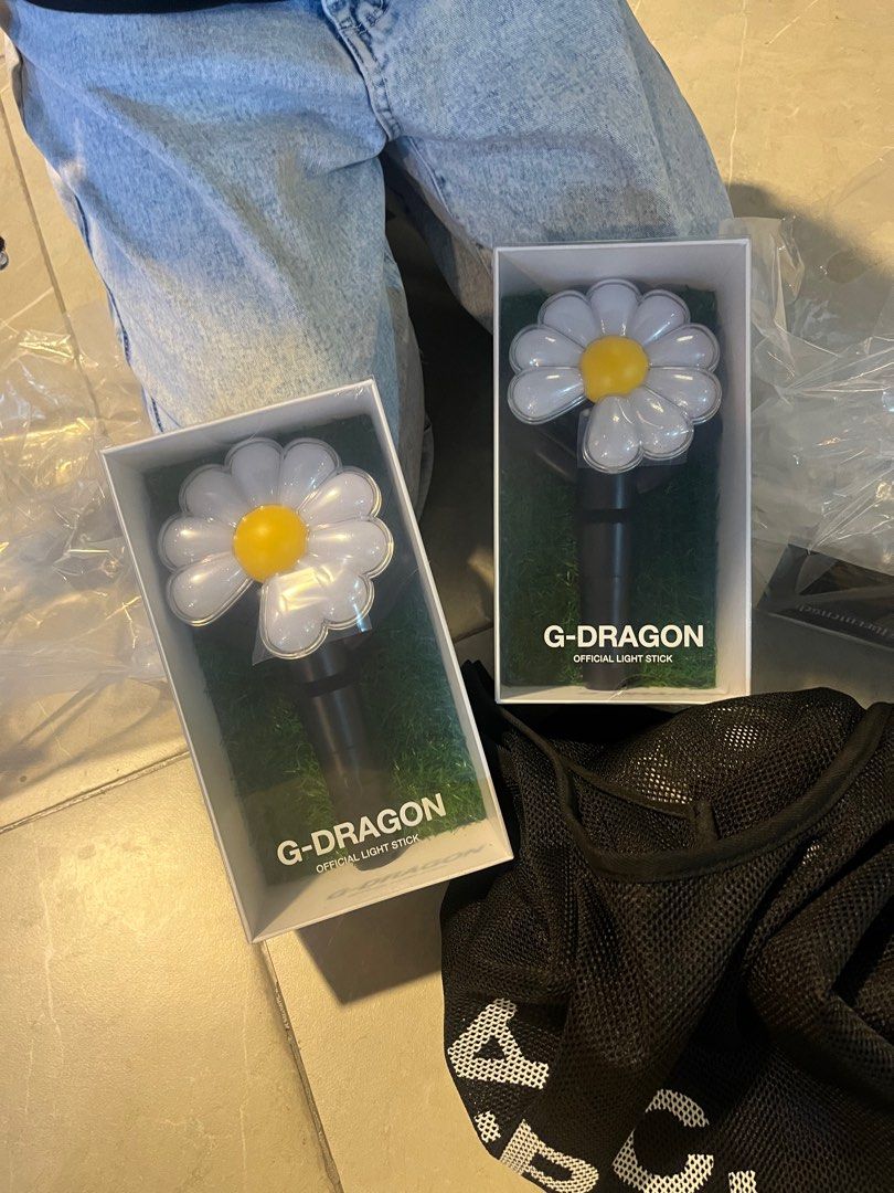 G-DRAGON LIGHTSTICK DAISYBONG DAY-G BIGBANG GD (Category: K-Wave Merchandise) located in Pasig City. Submitted by biackjack (Listing ID 1369897171, Image 2). Description: Bought last May 17 during the concert Opened. Used only during the concert. Removed batteries right after. .