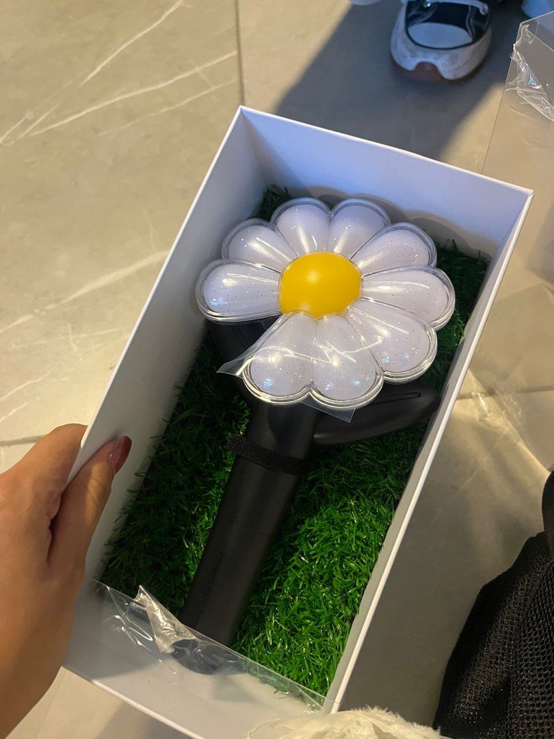 G-DRAGON LIGHTSTICK DAISYBONG DAY-G BIGBANG GD (Category: K-Wave Merchandise) located in Pasig City. Submitted by biackjack (Listing ID 1369897171, Image 1). Description: Bought last May 17 during the concert Opened. Used only during the concert. Removed batteries right after. .