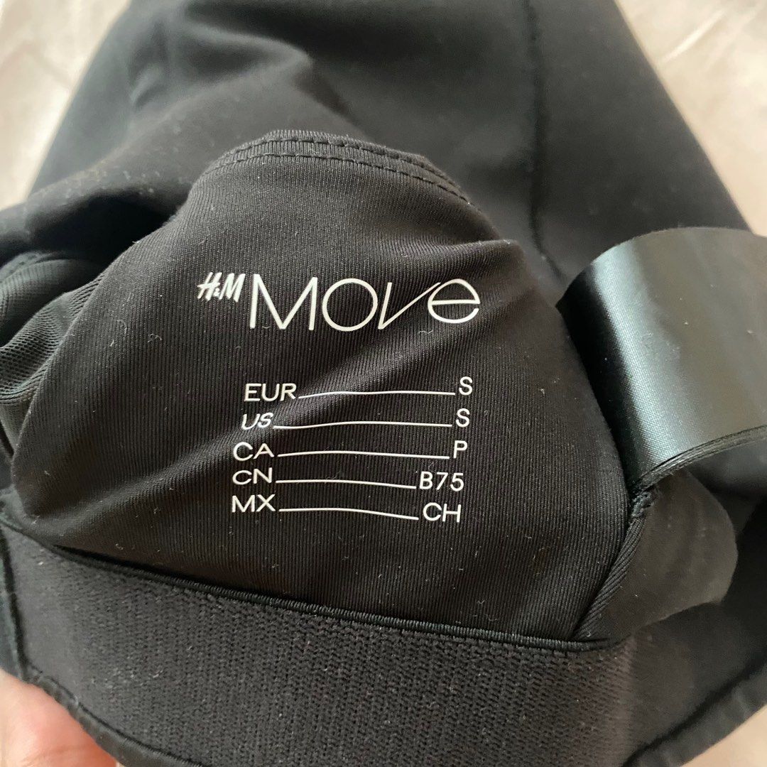 H&M Black Sports Bra (Category: Activewear) located in Quezon City. Submitted by ashleyken (Listing ID 1369895934, Image 3). Description: RFS: Wrong size :( Bought for my little sis sana, pero di kasya Measurements: Length: 11.5” Width: 12” laid flat.