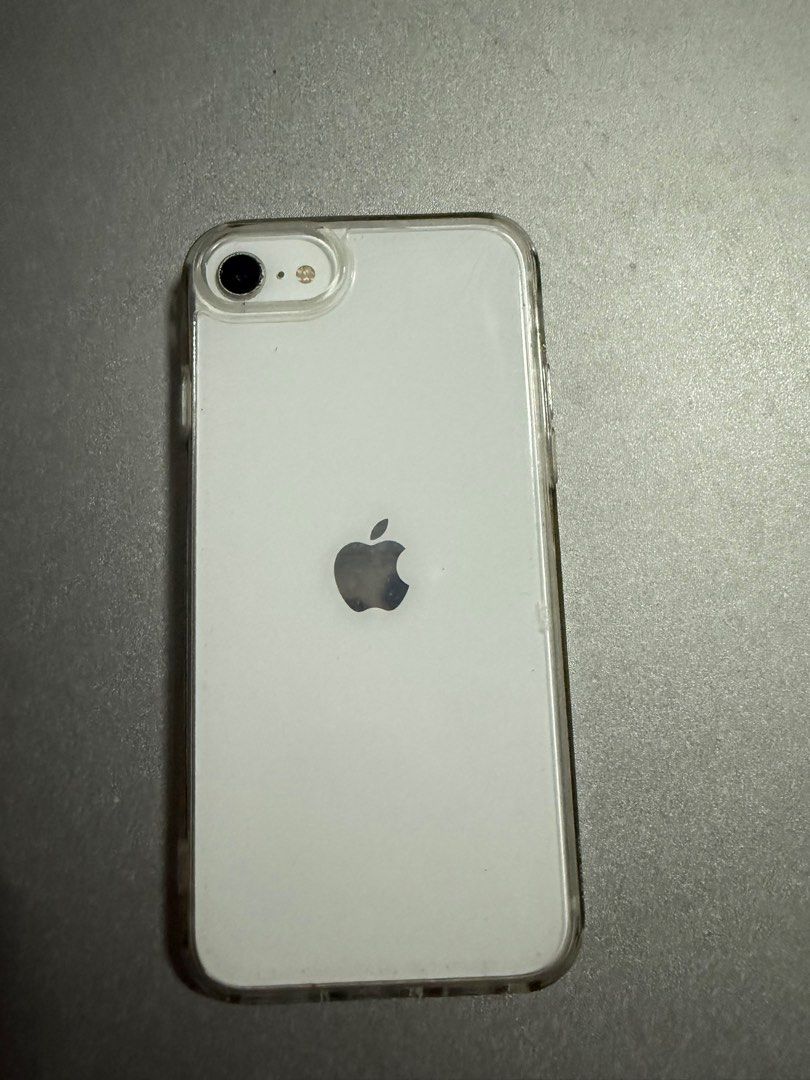 Iphone SE 2020 64GB open line 1st owner (Category: iPhone SE Series) located in Quezon City. Submitted by bykoko (Listing ID 1370034002, Image 2). Description: Color white Very good condition Battery life 80% 1st owner with box .