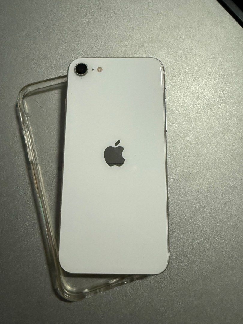 Iphone SE 2020 64GB open line 1st owner (Category: iPhone SE Series) located in Quezon City. Submitted by bykoko (Listing ID 1370034002, Image 3). Description: Color white Very good condition Battery life 80% 1st owner with box .
