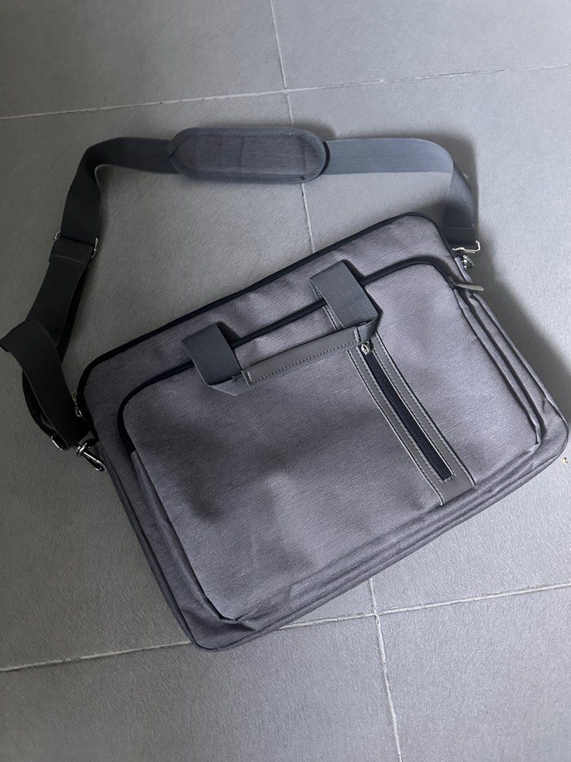 Laptop bag for up tp 15.6" laptops (Category: Laptop Bags & Sleeves) located in Taguig. Submitted by mhl.online.yardsale (Listing ID 1370063667, Image 1). Description: Bought for 900+ including shipping. Only used once so good as brand new. Good internal cushion & protection. With luggage strap. Pick up arrangement and cost c/o buyer. Gcash payment upon pick up of item..