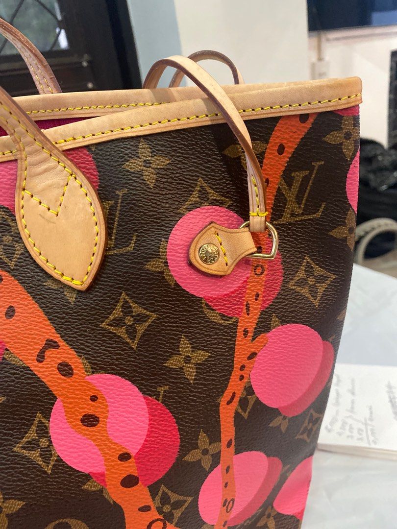 Lv neverfull (Category: Luxury Bags & Wallets) located in Murcia. Submitted by cool.jacquelinebatilaran (Listing ID 1369974239, Image 2). Description: Good condition .