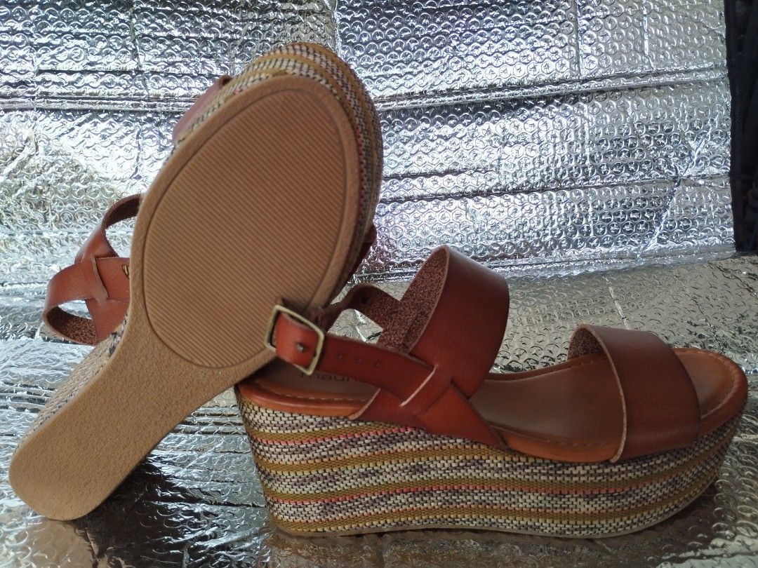 Maurice brown wedge sandals s6 (Category: Wedges) located in Quezon City. Submitted by animamundi14 (Listing ID 1369947274, Image 3). Description: Maurice's s6 brown wedge sandals slim fit.