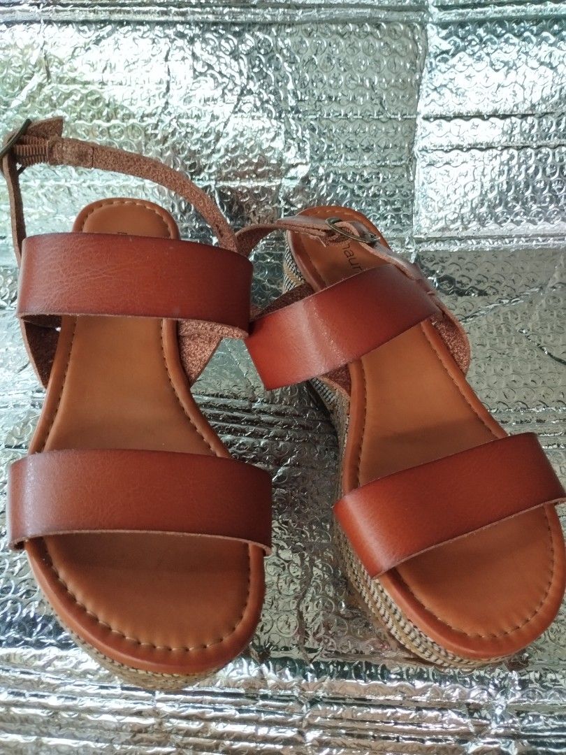 Maurice brown wedge sandals s6 (Category: Wedges) located in Quezon City. Submitted by animamundi14 (Listing ID 1369947274, Image 1). Description: Maurice's s6 brown wedge sandals slim fit.