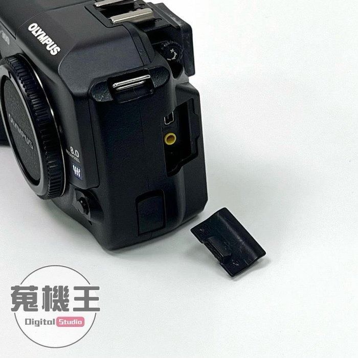 由 winson999888 (刊登 ID 1369971712，圖片 3) 提交，位於 台北市 (Taipei) 的 【蒐機王】Olympus E-300 單機身 快門數 : 4767次【可用舊3C折抵購買】D3867-3 (類別：相機)，說明：【商品貨號】D3867 【名稱】Olympus E-300 單機身 快門數 : 4767次 【顏色】黑色 【品相描述】防塵蓋脫落 【新舊程度】中古品 / 85%新 【保固狀態】店家責任保固七天 【配件說明】充電器、背帶、無盒裝 【NCC認證碼】N/A 【BSMI商檢字號】N/A 【賣場管理代碼】03，SA2 -------------------------------------- 【商品狀態分級說明】 ● 100%新 = 全新未拆封新品 ● 95%新 = 機況如新品一般 ● 90%新 = 僅些許使用小痕跡 ● 85%新 = 外觀有較明顯痕跡 ● 80%新 = 外觀較重的使用痕跡 ● 70%新 = 商品瑕疵或功能異常 ------------