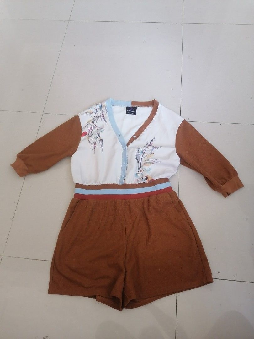 Plains and prints jumpsuit (Category: Jumpsuits) located in Cabanatuan. Submitted by misshell26 (Listing ID 1369885806, Image 2). Description: Worn twice.