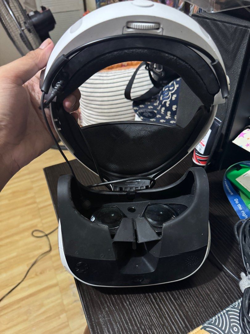 Playstation VR (Category: PlayStation) located in Quezon City. Submitted by poyieee (Listing ID 1370060388, Image 2). Description: AS IS CONDITION NOT SURE IF WORKING KAYO NA BAHALA MAG TEST .