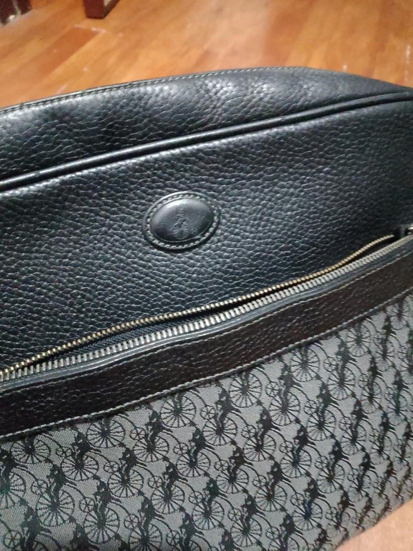 Preloved Mens Bag (Category: Sling Bags) located in Quezon City. Submitted by jubejam (Listing ID 1369977600, Image 2). Description: Bean Pole Messenger Bag Good condition Negotiable.