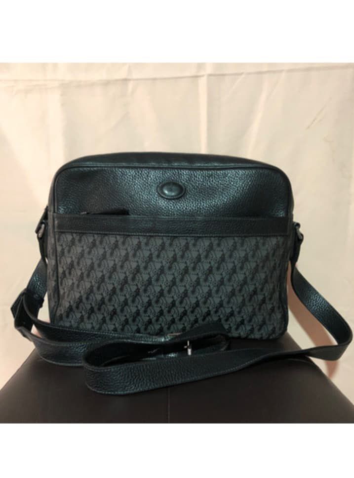 Preloved Mens Bag (Category: Sling Bags) located in Quezon City. Submitted by jubejam (Listing ID 1369977600, Image 1). Description: Bean Pole Messenger Bag Good condition Negotiable.