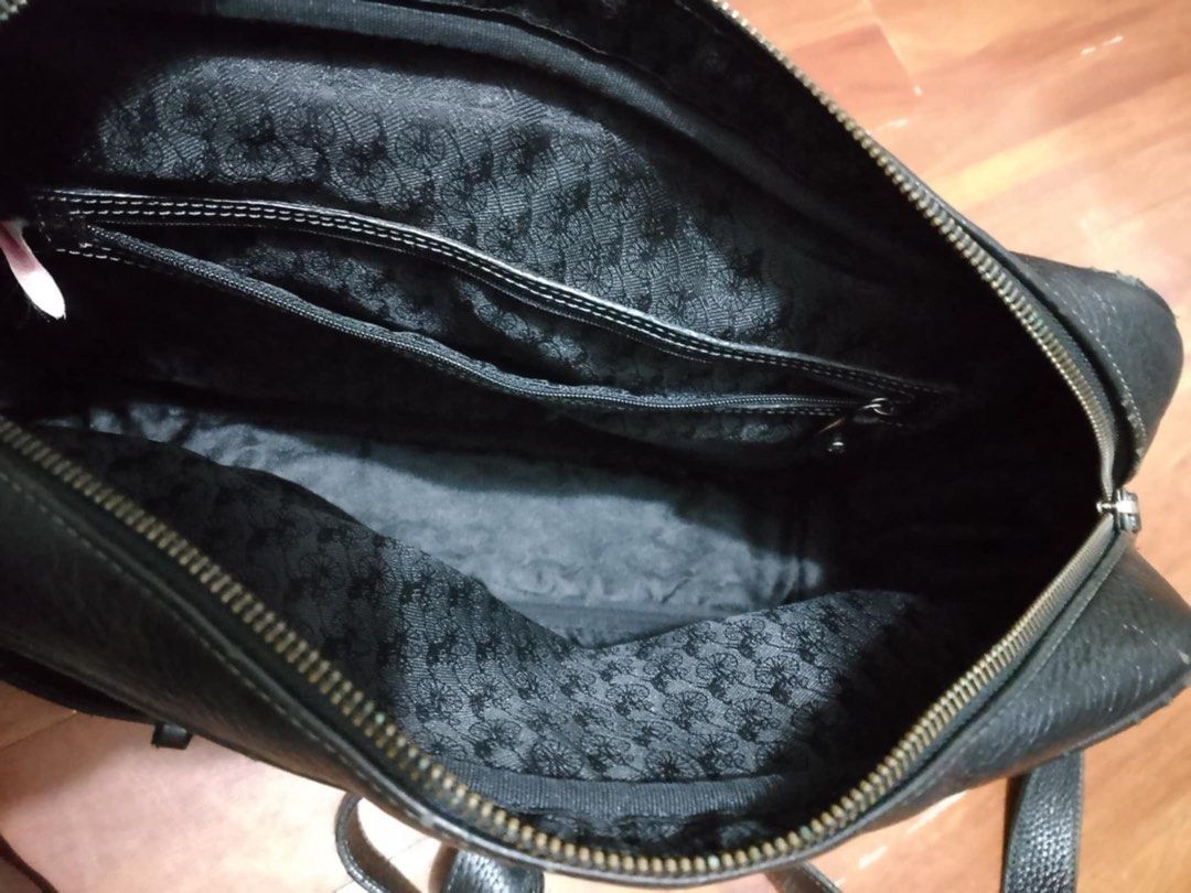 Preloved Mens Bag (Category: Sling Bags) located in Quezon City. Submitted by jubejam (Listing ID 1369977600, Image 3). Description: Bean Pole Messenger Bag Good condition Negotiable.