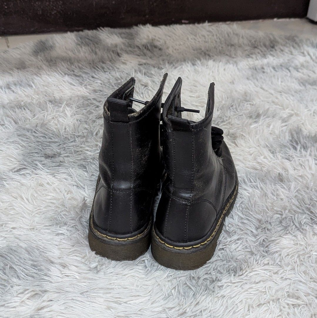 Rob & Mara Black High Cut Boots Blake in Black (Category: Boots) located in Quezon City. Submitted by engrmndz (Listing ID 1369967328, Image 2). Description: FOR SALE ONLY Original price is PHP 2,990 Selling for only PHP 1,499 100% original Rob & Mara / Rob and Mara Blake in Black Preloved Black High Cut Boots Size 7.0 women on tag Fits size 6 to 6.5 women perfectly Package: Boots Original Box RFS: Masikip. Already bought the same item that is si