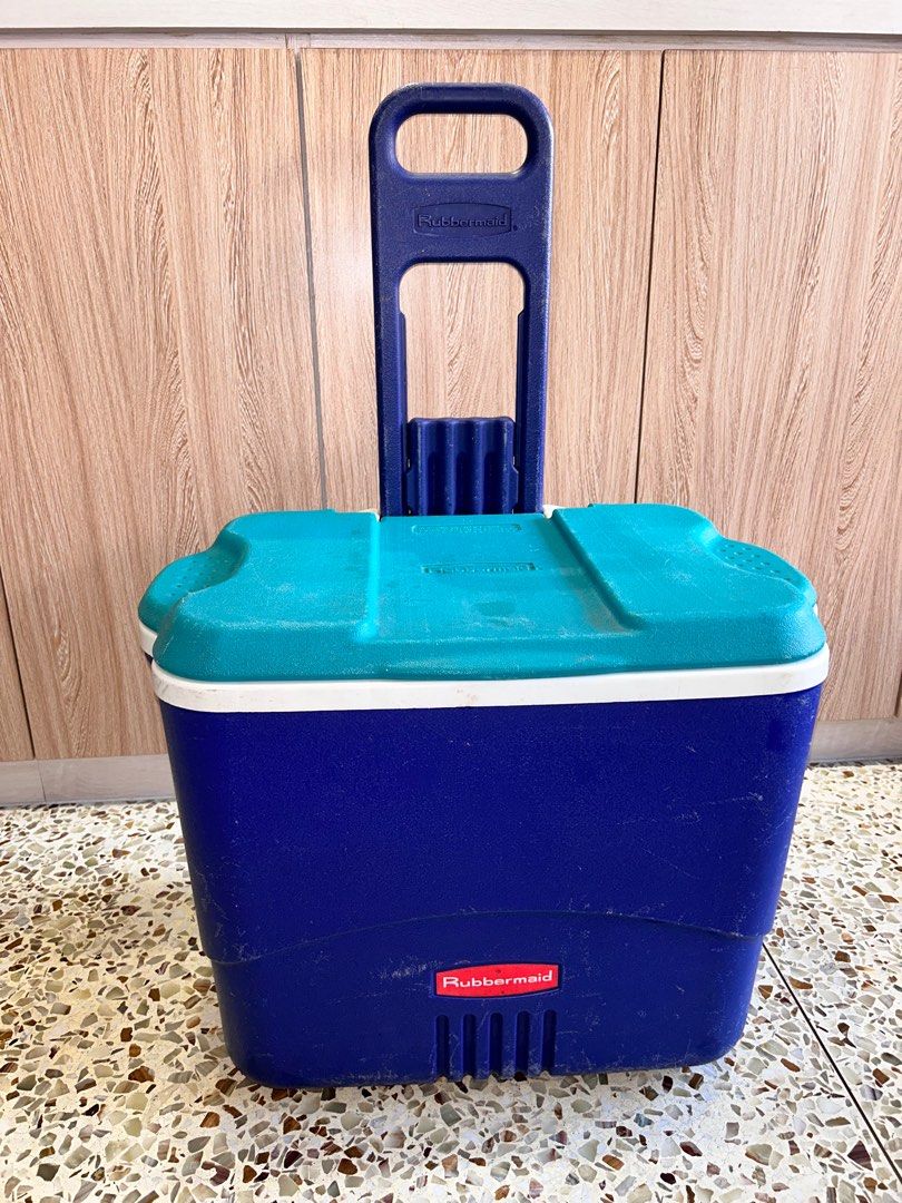 由 chen_08280403 (刊登 ID 1369935018，圖片 1) 提交，位於 台中市 (Taichung) 的 Rubbermaid 拖式冰櫃 冷藏 冷凍 露營（二手物） (類別：健行及露營)，說明：🌟下單前請詳閱賣場規則＆物品敘述，購買後視為同意且清楚了解🌟 ［物品敘述］ 1. 冰櫃外表及內部皆有明顯使用痕跡，輪子有磨損，橫桿有生鏽。 2. 冰櫃已清洗，但仍無法避免髒污。 3. 功能正常，只是舊了點。 4. 可排水，容量大，拉桿可折疊收起。 5. 冰櫃尺寸較大，限面交，詳細地點見下方。 。