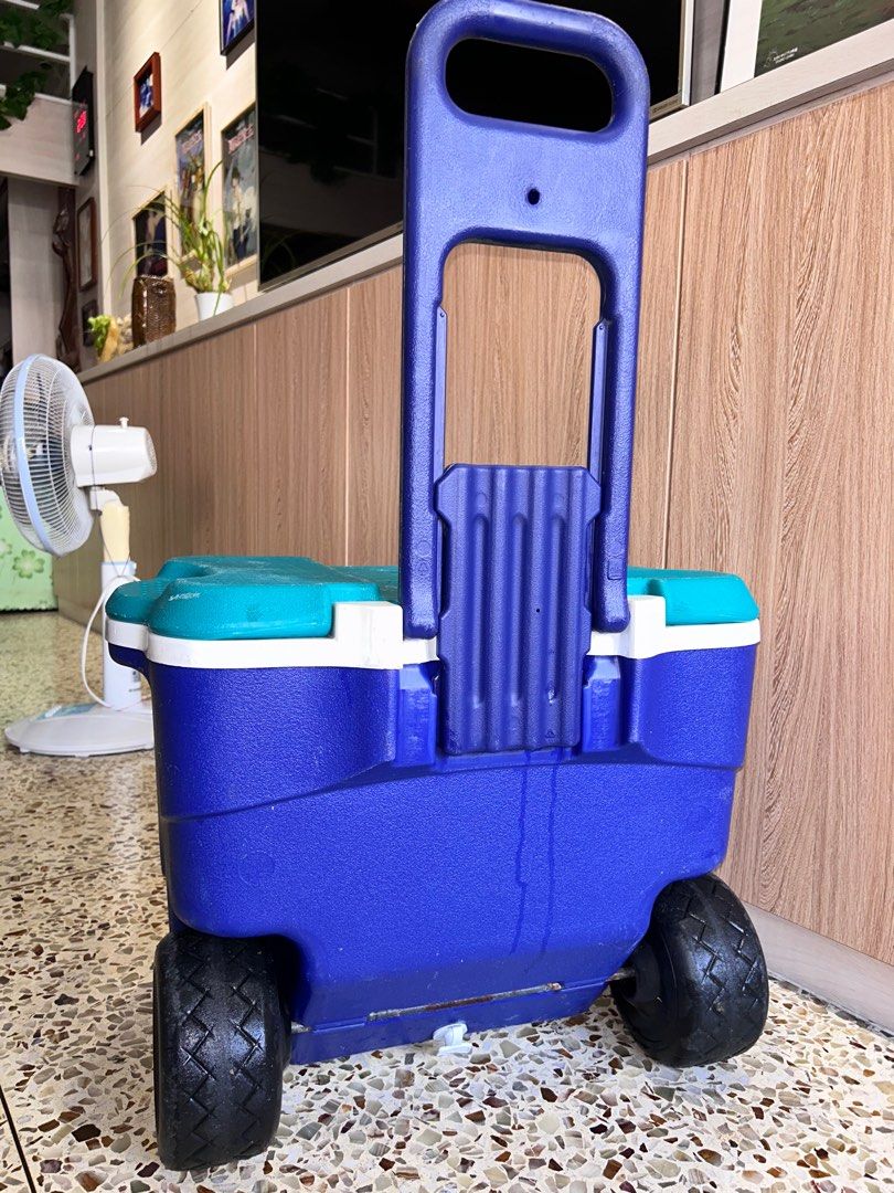 由 chen_08280403 (刊登 ID 1369935018，圖片 3) 提交，位於 台中市 (Taichung) 的 Rubbermaid 拖式冰櫃 冷藏 冷凍 露營（二手物） (類別：健行及露營)，說明：🌟下單前請詳閱賣場規則＆物品敘述，購買後視為同意且清楚了解🌟 ［物品敘述］ 1. 冰櫃外表及內部皆有明顯使用痕跡，輪子有磨損，橫桿有生鏽。 2. 冰櫃已清洗，但仍無法避免髒污。 3. 功能正常，只是舊了點。 4. 可排水，容量大，拉桿可折疊收起。 5. 冰櫃尺寸較大，限面交，詳細地點見下方。 。