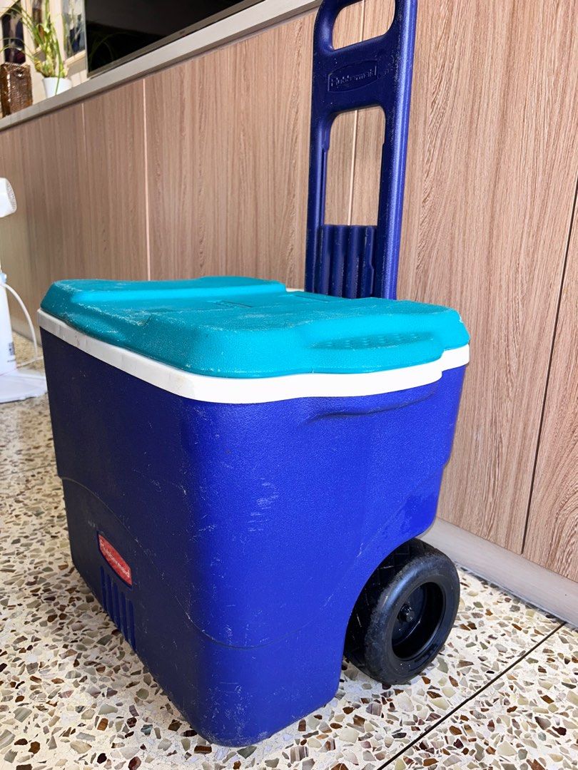 由 chen_08280403 (刊登 ID 1369935018，圖片 2) 提交，位於 台中市 (Taichung) 的 Rubbermaid 拖式冰櫃 冷藏 冷凍 露營（二手物） (類別：健行及露營)，說明：🌟下單前請詳閱賣場規則＆物品敘述，購買後視為同意且清楚了解🌟 ［物品敘述］ 1. 冰櫃外表及內部皆有明顯使用痕跡，輪子有磨損，橫桿有生鏽。 2. 冰櫃已清洗，但仍無法避免髒污。 3. 功能正常，只是舊了點。 4. 可排水，容量大，拉桿可折疊收起。 5. 冰櫃尺寸較大，限面交，詳細地點見下方。 。