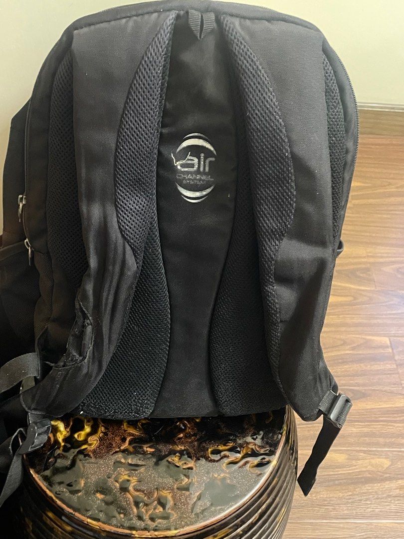 Samsonite backpack （分類：背包）位於 Hong Kong。 由 menegosta60280105 提交（商品編號 1370000397，圖片 7）。簡介： Samsonite backpack well used 30$。