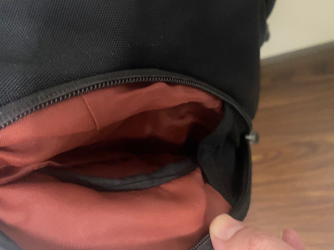 Samsonite backpack （分類：背包）位於 Hong Kong。 由 menegosta60280105 提交（商品編號 1370000397，圖片 3）。簡介： Samsonite backpack well used 30$。