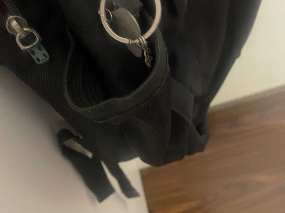 Samsonite backpack （分類：背包）位於 Hong Kong。 由 menegosta60280105 提交（商品編號 1370000397，圖片 4）。簡介： Samsonite backpack well used 30$。