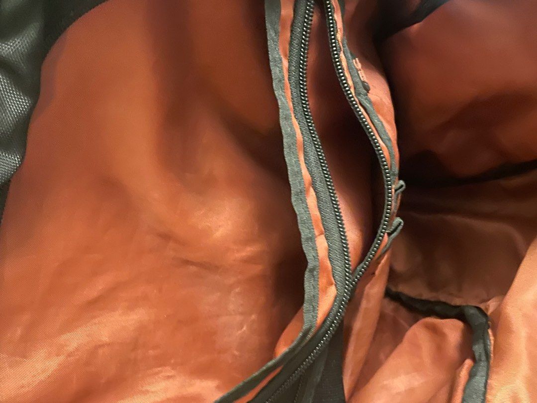 Samsonite backpack （分類：背包）位於 Hong Kong。 由 menegosta60280105 提交（商品編號 1370000397，圖片 6）。簡介： Samsonite backpack well used 30$。