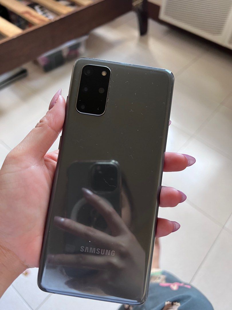 Samsung S20 Plus (Category: Samsung) located in Pasig City. Submitted by stephanieee_lim (Listing ID 1369912825, Image 2). Description: 2 Green Lining, (sakit ng samsung s series) other than that all good slight scratches sa gilid price negotiable sa sure buyer RFS: need fund.
