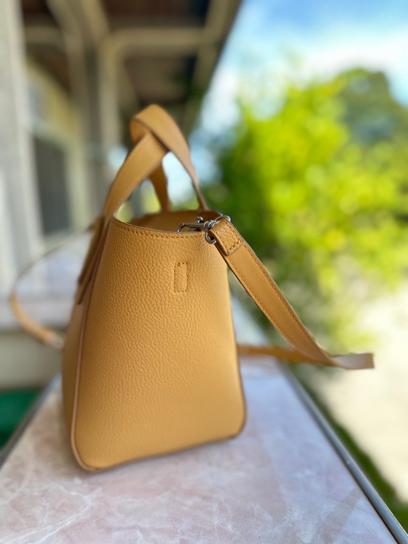 UNIQLO two way tote BAG (Category: Luxury Bags & Wallets) located in Dumaguete. Submitted by prelovedbysuzy (Listing ID 1369958144, Image 3). Description: UNIQLO TWO WAY TOTE BAG Hand bag & Cross body Removable strap In good condition. There is a mark on of the sides of the bag but barely noticeable. RFS: barely used Slightly negotiable #UNIQLO #UNIQLOBAGS #Handbag #crossbodybag #yellowbag .