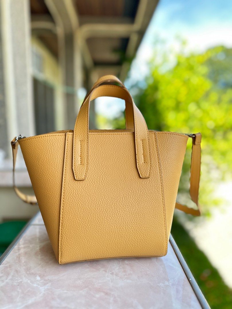 UNIQLO two way tote BAG (Category: Luxury Bags & Wallets) located in Dumaguete. Submitted by prelovedbysuzy (Listing ID 1369958144, Image 2). Description: UNIQLO TWO WAY TOTE BAG Hand bag & Cross body Removable strap In good condition. There is a mark on of the sides of the bag but barely noticeable. RFS: barely used Slightly negotiable #UNIQLO #UNIQLOBAGS #Handbag #crossbodybag #yellowbag .
