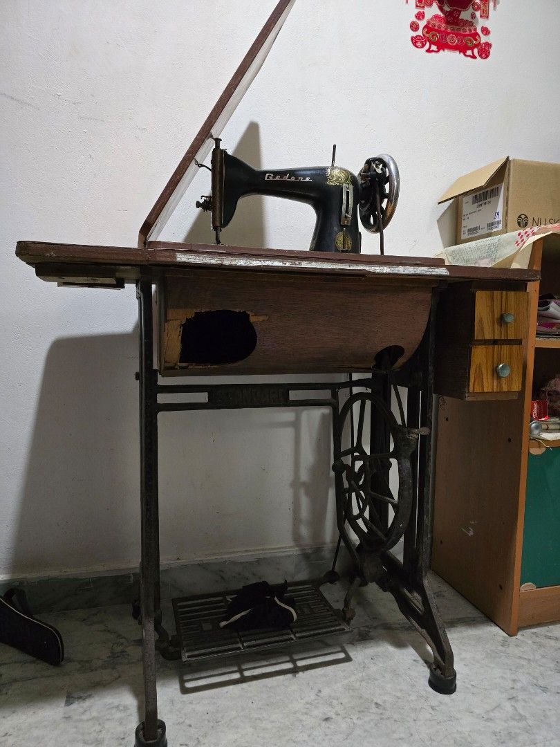 Vintage sewing machine65075100201219111