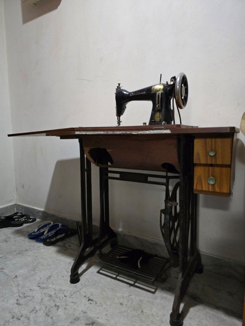 Vintage sewing machine65075100201219112