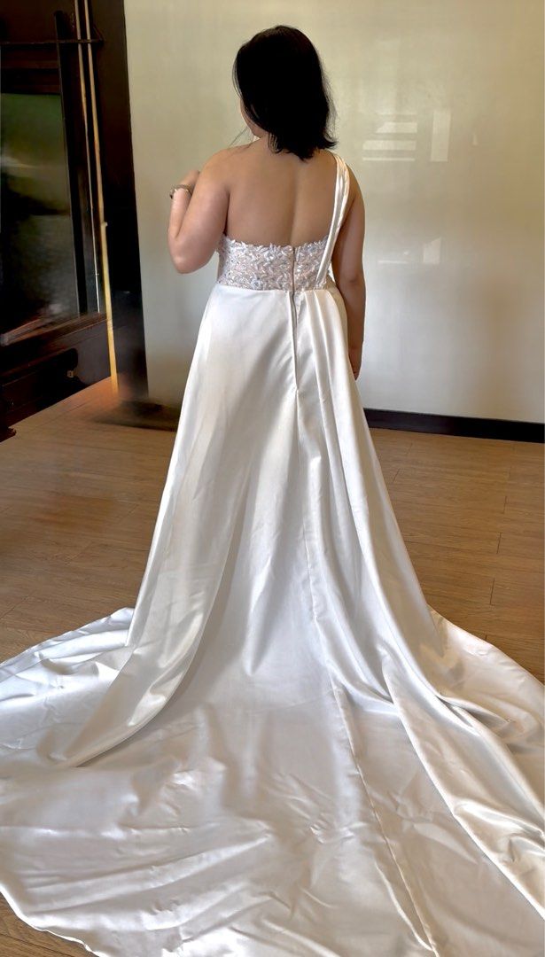 Wedding Gown For Sale (Category: Evening dresses & gowns) located in Mandaluyong City. Submitted by zhasimon (Listing ID 1369907735, Image 1). Description: For Sale 6500 For Rent 3500 Used once Dry cleaned Silk, beaded bodice with long trail Bust - 36-38 Waist - 30-32 Hips - 39-43 Bride’s height: 5”1 wearing 4” platform heels in the pic .