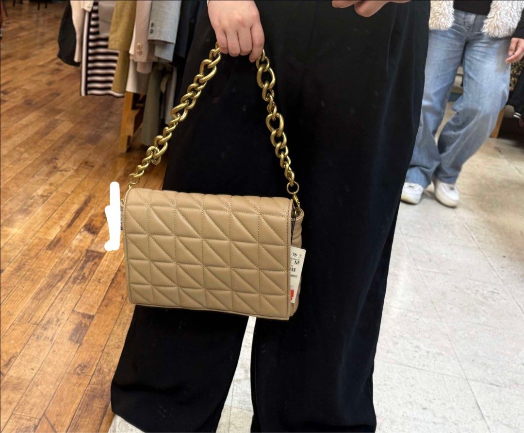 Zara bag brandnew (Category: Purses & Pouches) located in Manila. Submitted by masief (Listing ID 1369995844, Image 2). Description: Zara nude bag (brand new never been used) Got it from japan last month (impulsive buying) With tag Kasya ipad super spacious jung loob.
