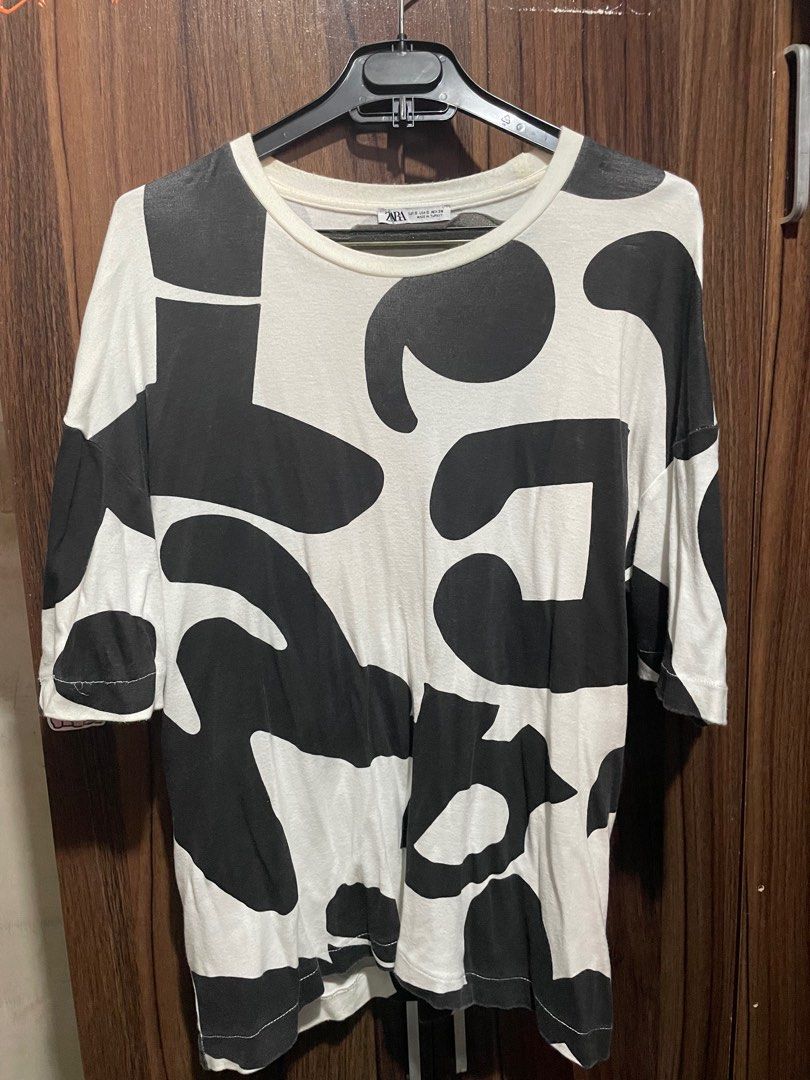ZARA MAN BLACK/WHITE TSHIRT (Category: Tshirts & Polo Shirts ) located in Paranaque City. Submitted by justdm (Listing ID 1369947588, Image 2). Description: ZARA MAN BLACK/WHITE PRINTED SHIRT SMALL ON TAG.