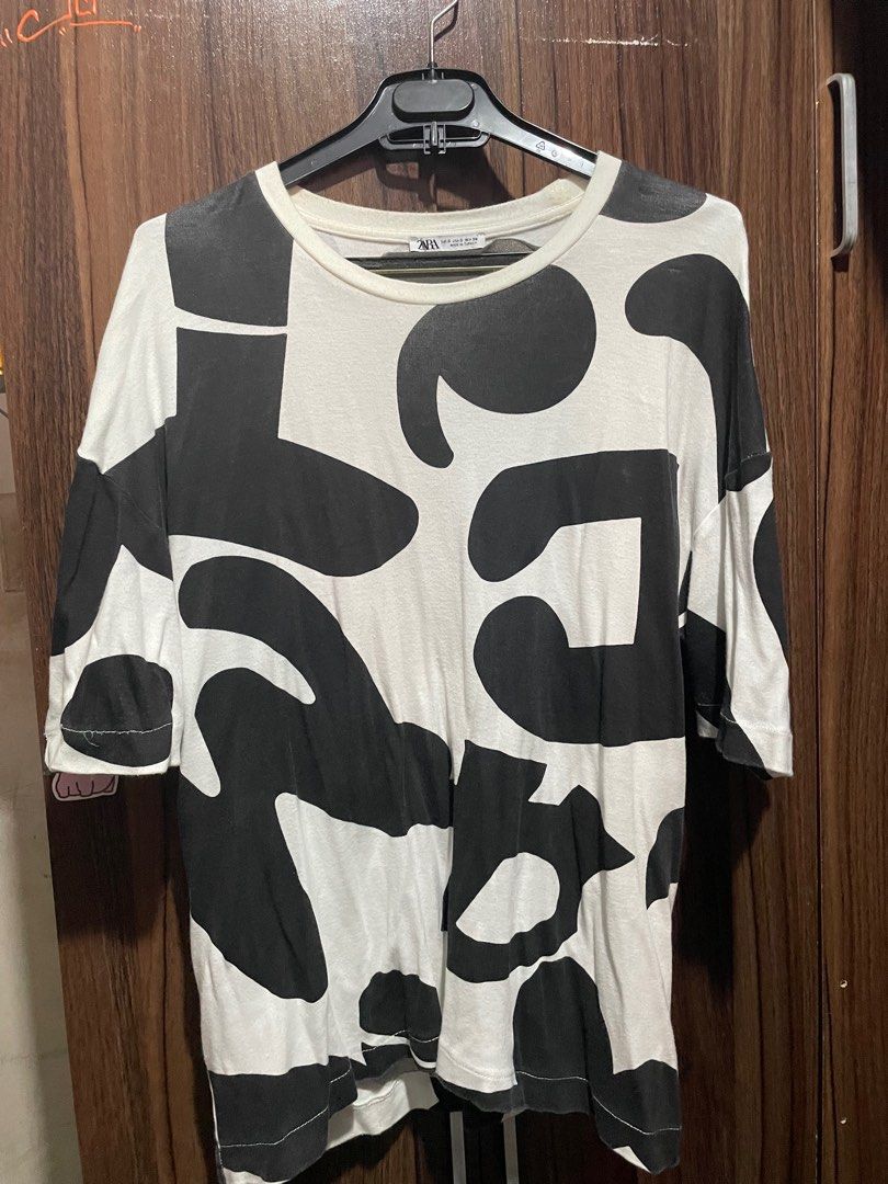 ZARA MAN BLACK/WHITE TSHIRT (Category: Tshirts & Polo Shirts ) located in Paranaque City. Submitted by justdm (Listing ID 1369947588, Image 3). Description: ZARA MAN BLACK/WHITE PRINTED SHIRT SMALL ON TAG.