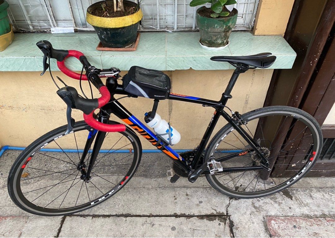 2017 Giant Contend 1 (Category: Bicycles) located in Bulacan. Submitted by Padmeph (Listing ID 1366862752, Image 2). Description: RFS: Upgrade Stock parts Frame: Aluminumt Suspension: Rigid Fork: Carbon Wheels: 700c Aluminum Drivetrain: 2 × 9 Groupset: Sora Frame size: Small.