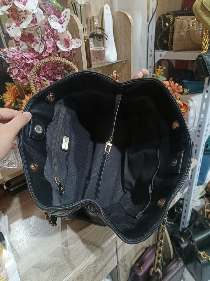 💜 Louis Quatorze Quilted Tote Bag (Category: Luxury Bags & Wallets) located in Lala. Submitted by mohsin0825 (Listing ID 1366764073, Image 3). Description: Louis Quatorze Quilted Tote Bag 6990p Last Price - almost new - medium to large - ang ganda ng leather neto mga sis daig pa leather ng ibang luxury bag 🫶🏻 - ganda ng kulay ng hardwares 😍.